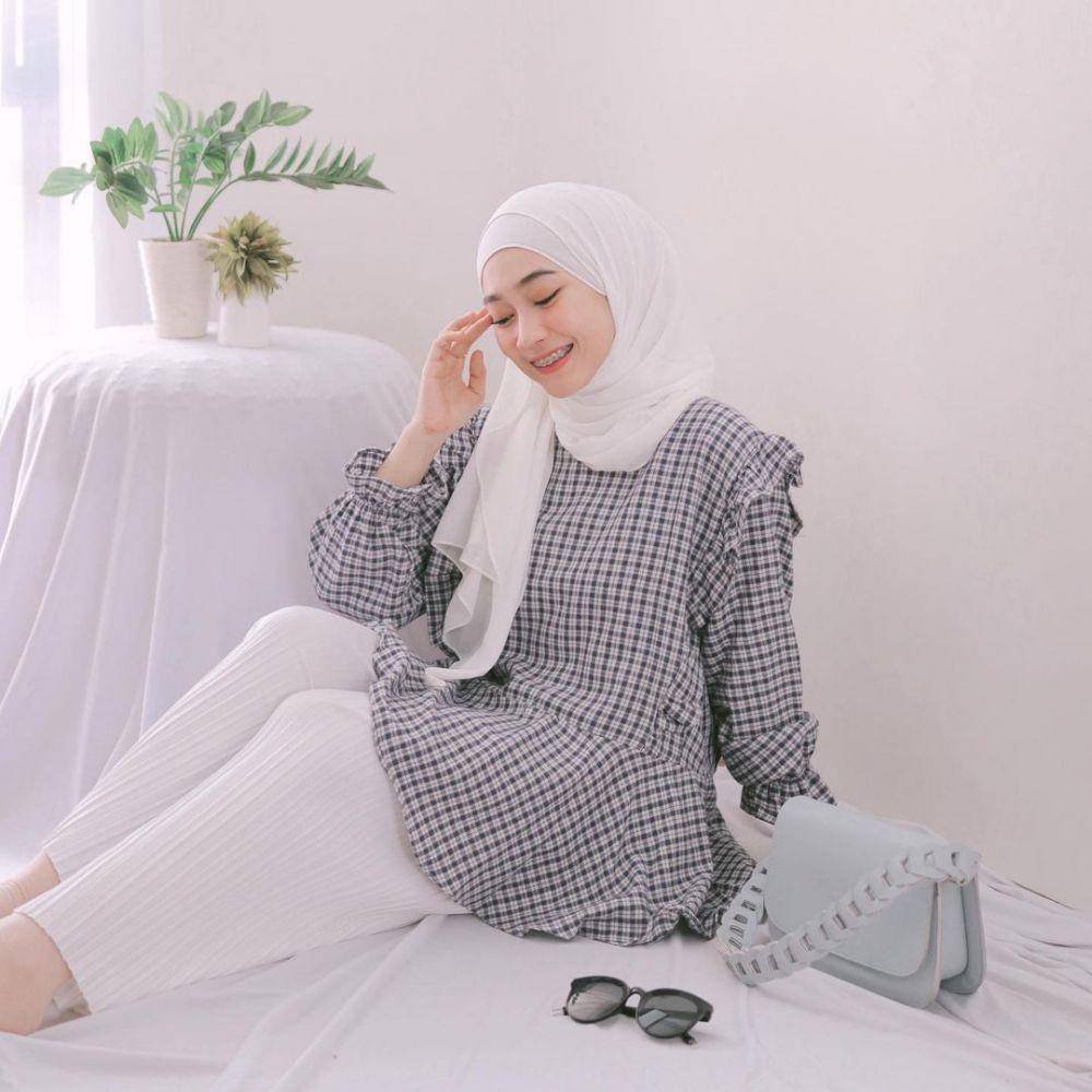 referensi outfit ke kantor ala Sinta Sri Antan (instagram.com/sin.sr)