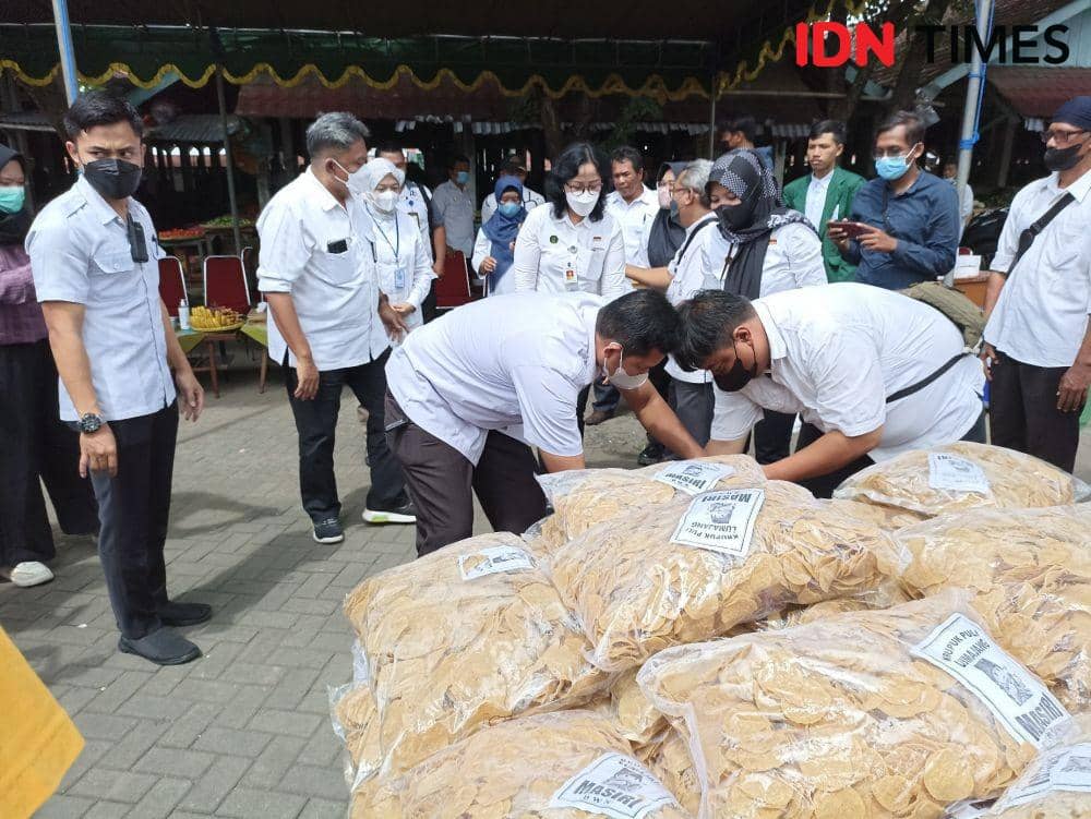 Pemusnahan makanan mengandung boraks di Pasar Giwangan, Rabu (18/1/2023). (IDN Times/Herlambang Jati Kusumo).