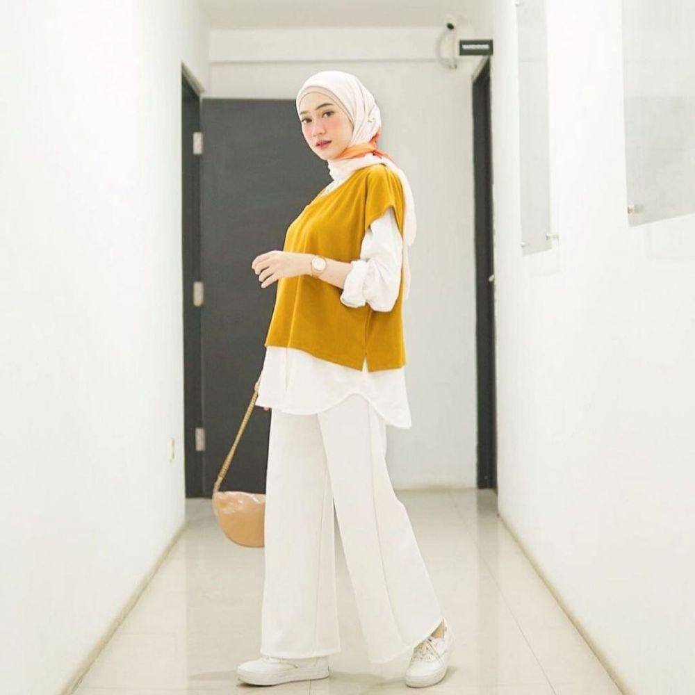 referensi outfit ke kantor ala Sinta Sri Antan (instagram.com/sin.sr)