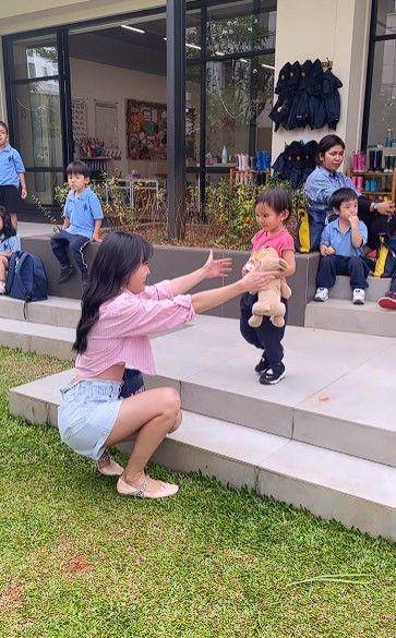 Shandy Aulia temani anak sekolah (Instagram.com/shandyaulia)