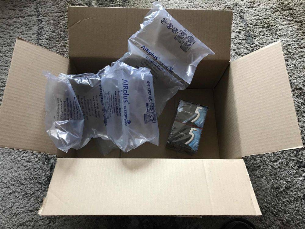 potret nyeleneh orang ngebungkus barang (reddit.com/user/chap1stick)