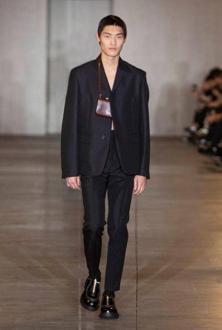 Fashion Look yang Dipamerkan di Prada Fall/Winter 2023 Menswear Collection (prada.com)