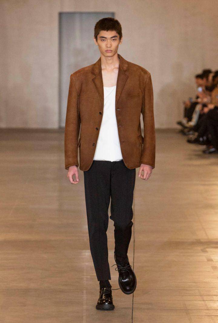 Fashion Look yang Dipamerkan di Prada Fall/Winter 2023 Menswear Collection (prada.com)