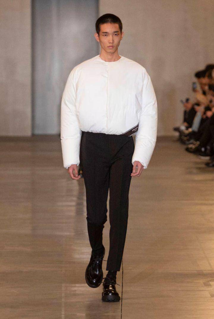Fashion Look yang Dipamerkan di Prada Fall/Winter 2023 Menswear Collection (prada.com)