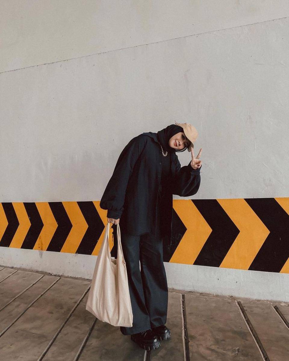 OOTD hijab warna hitam ala Ria Noviara (instagram.com/riaanoviara)