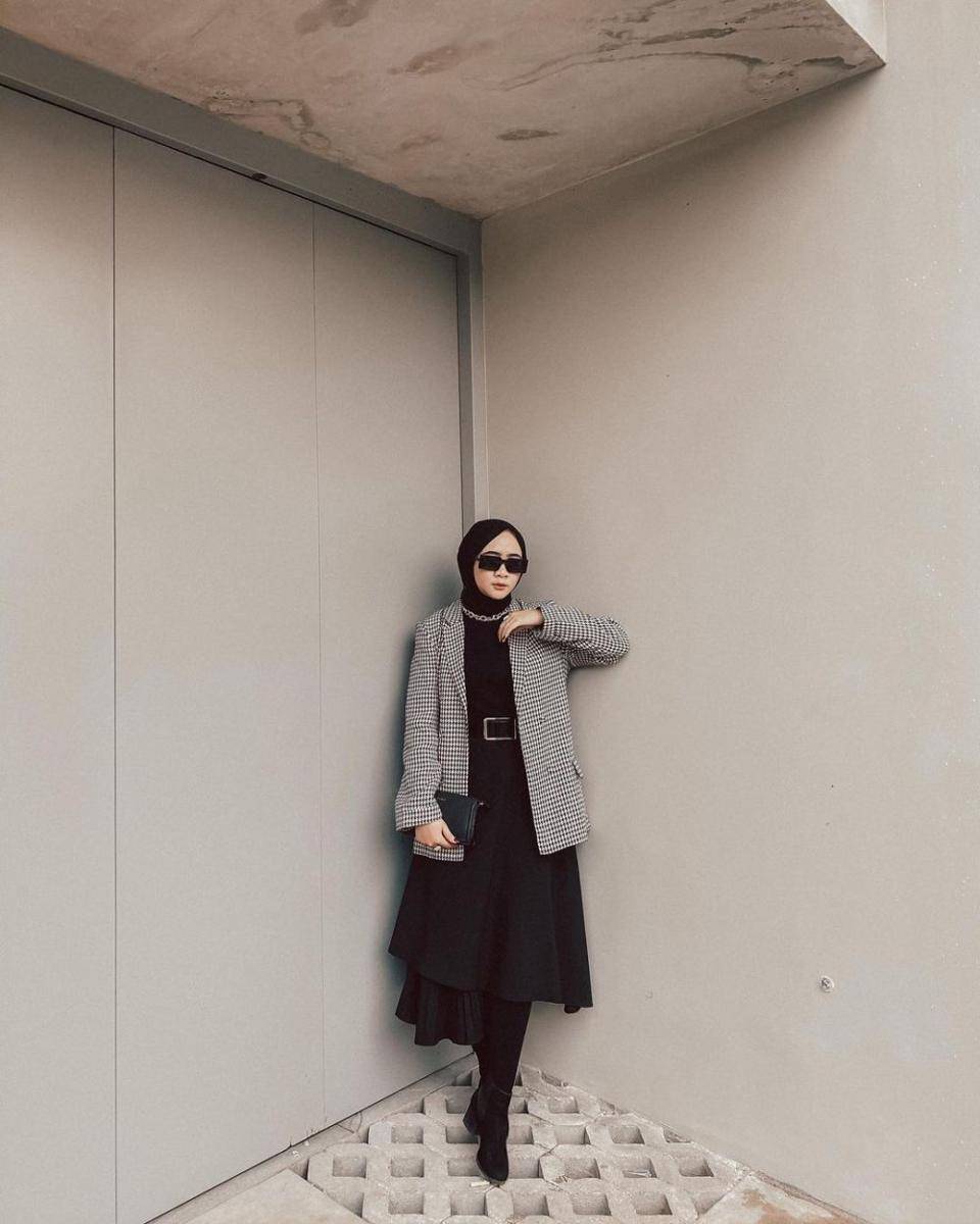 OOTD hijab warna hitam ala Ria Noviara (instagram.com/riaanoviara)