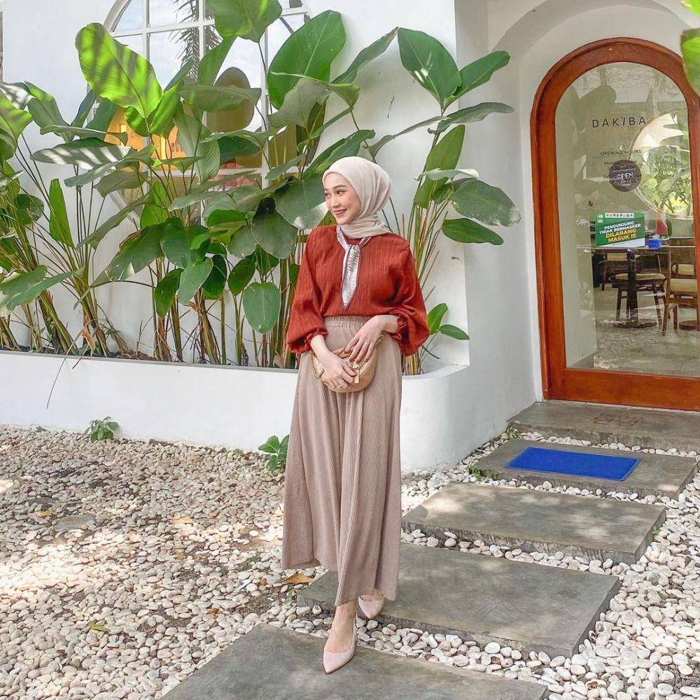 referensi outfit ke kantor ala Sinta Sri Antan (instagram.com/sin.sr)