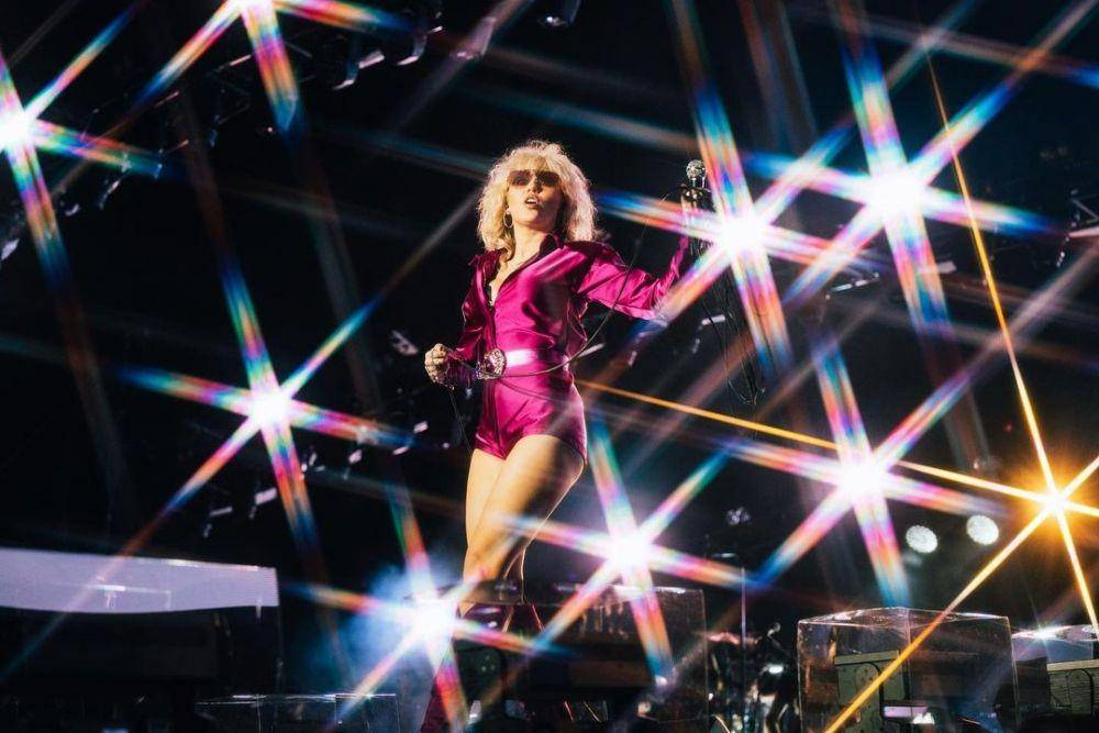 Lirik Lagu Flowers - Miley Cyrus, Lagu Balasan Bruno Mars