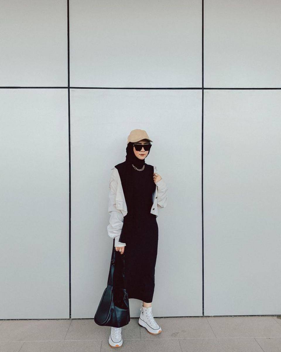 OOTD hijab warna hitam ala Ria Noviara (instagram.com/riaanoviara)