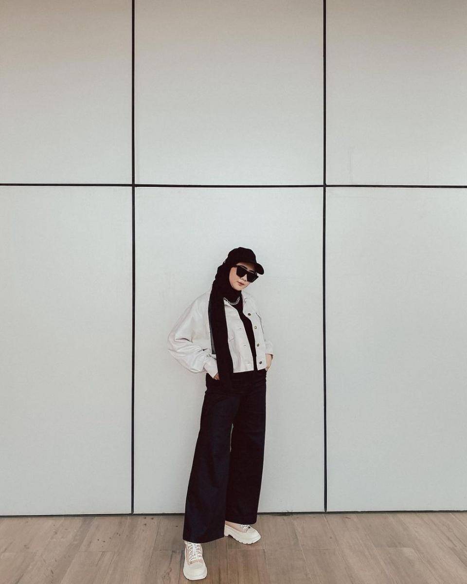 OOTD hijab warna hitam ala Ria Noviara (instagram.com/riaanoviara)