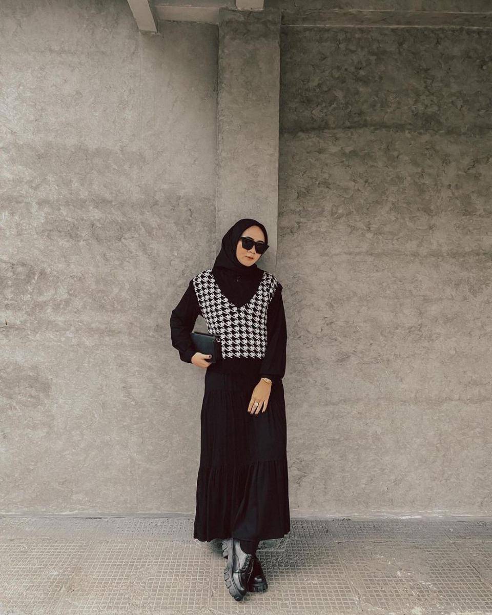 OOTD hijab warna hitam ala Ria Noviara (instagram.com/riaanoviara)