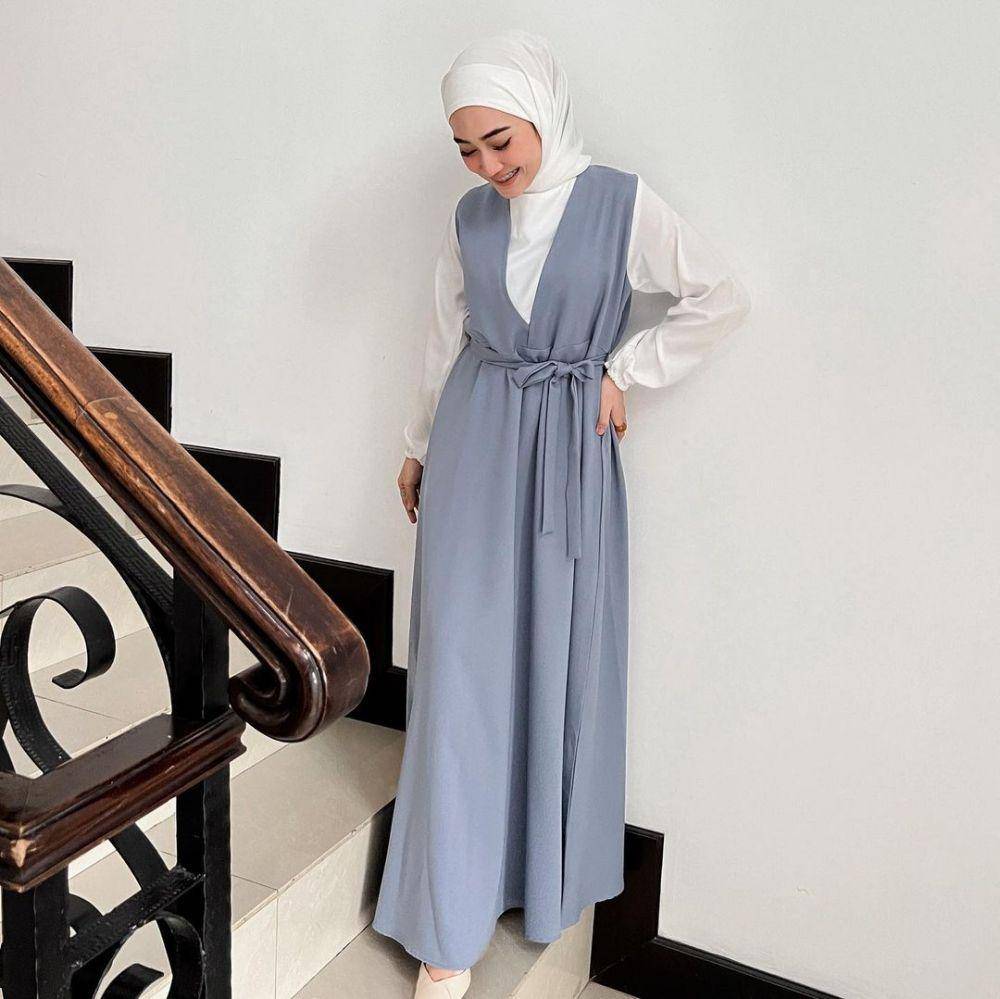 referensi outfit ke kantor ala Sinta Sri Antan (instagram.com/sin.sr)