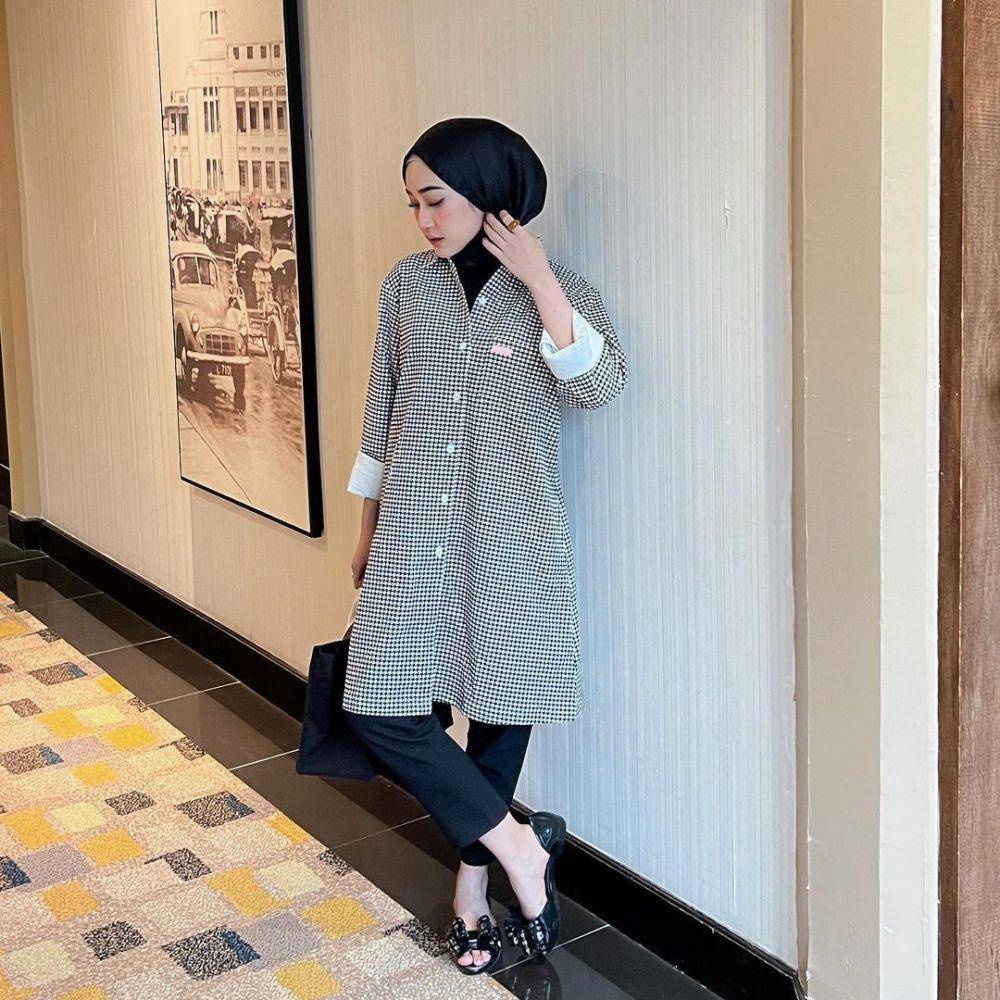referensi outfit ke kantor ala Sinta Sri Antan (instagram.com/sin.sr)
