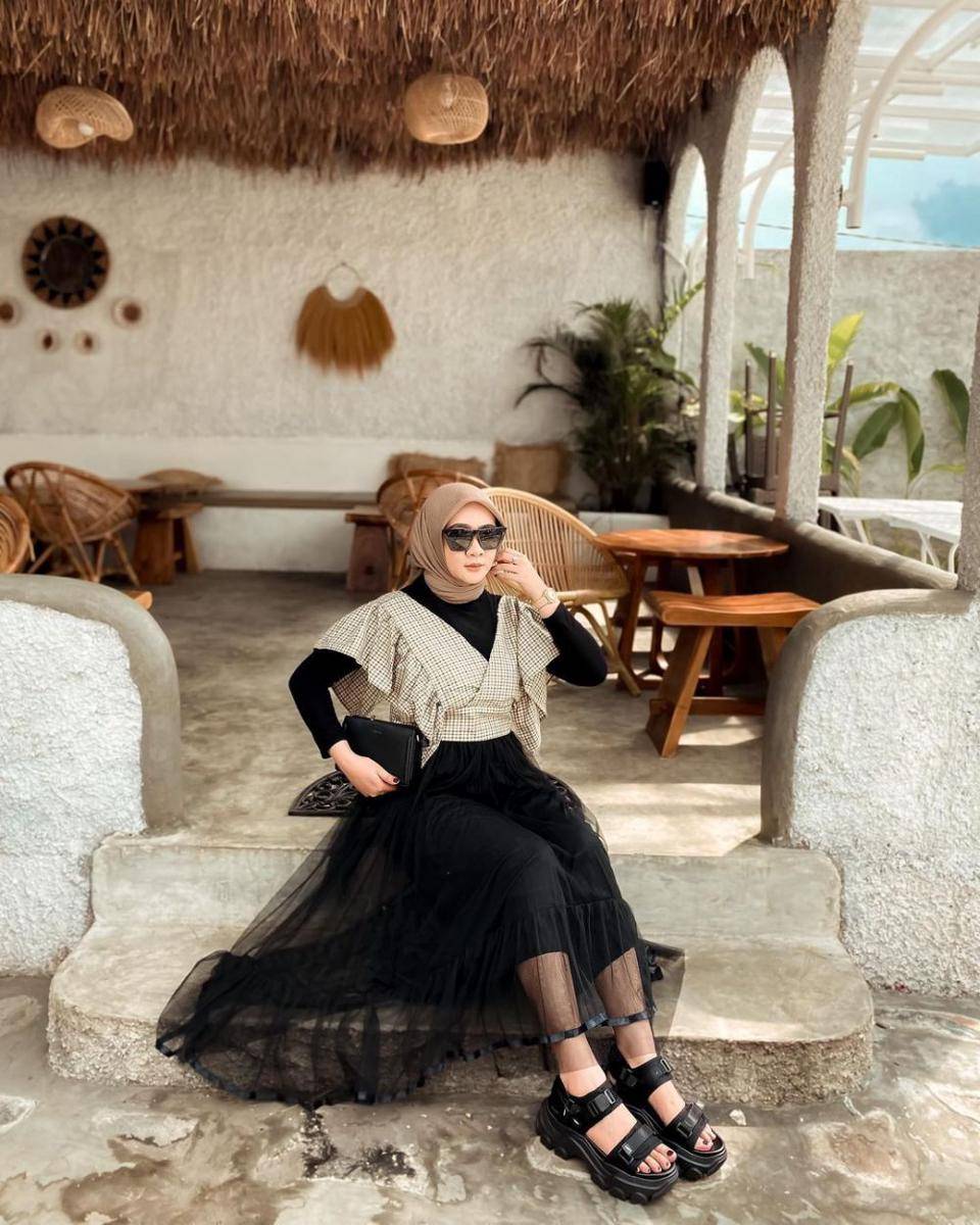OOTD hijab warna hitam ala Ria Noviara (instagram.com/riaanoviara)