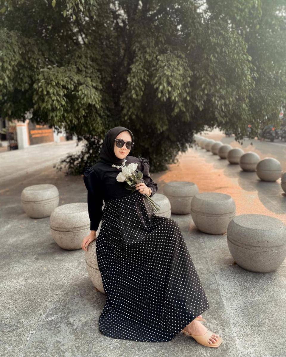 OOTD hijab warna hitam ala Ria Noviara (instagram.com/riaanoviara)
