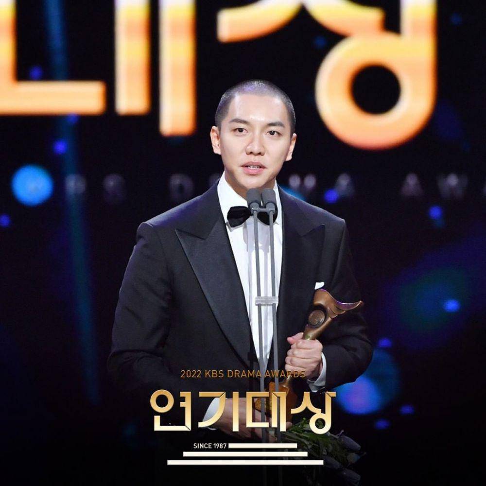 Lee Seung Gi di ajang KBS Drama Awards 2022 (instagram.com/kbsdrama)