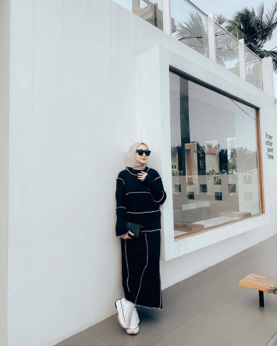 OOTD hijab warna hitam ala Ria Noviara (instagram.com/riaanoviara)