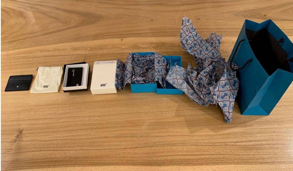 potret nyeleneh orang ngebungkus barang (reddit.com/user/RickyRidel)