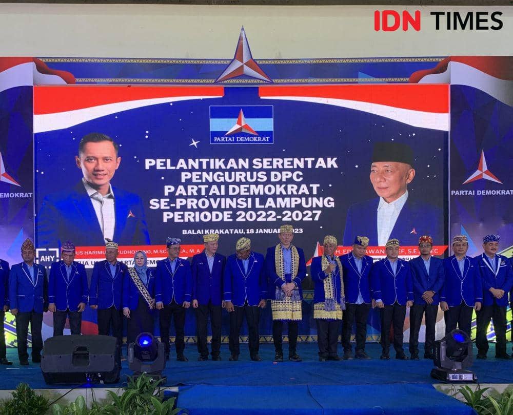 Ketua Umum Partai Demokrat, Agus Harimurti Yudhoyono bersama Pengurus DPC Demokrat Lampung. (IDN Times/Rohmah Mustaurida)