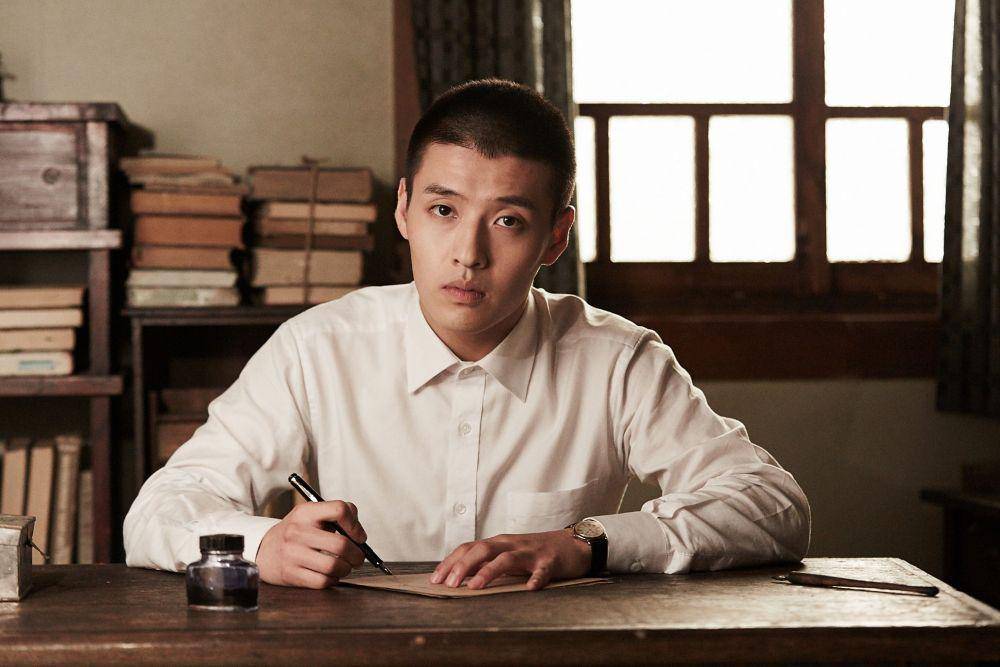 cuplikan Kang Ha Neul di film Dongju: The Portrait of a Poet (dok. Korean Box Office Information System/Dongju: The Portrait of a Poet)