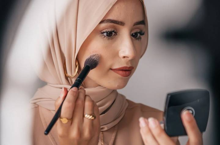 ilustrasi wanita berhijab menggunakan make up (pexels.com/pnwprod)