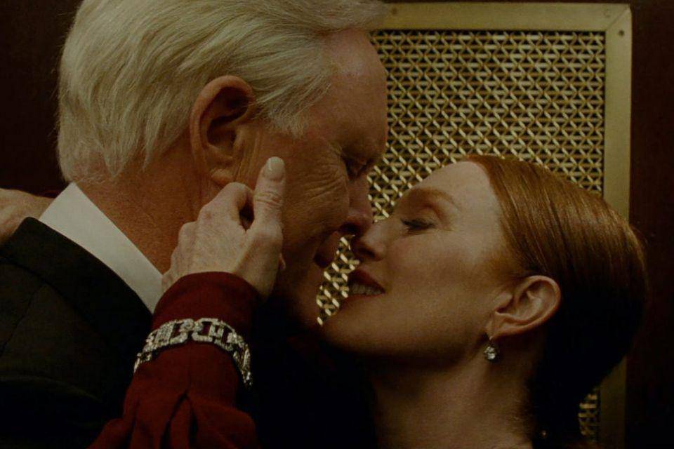 John Lithgow dan Julianne Moore dalam film Sharper (dok. A24/Sharper)