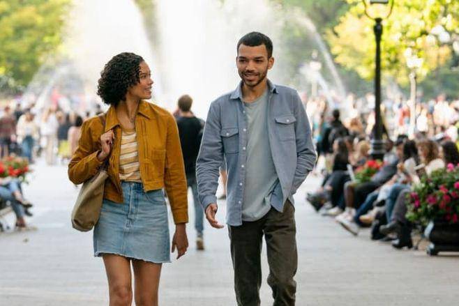 Briana Middleton dan Justice Smith dalam film Sharper (dok. A24/Sharper)