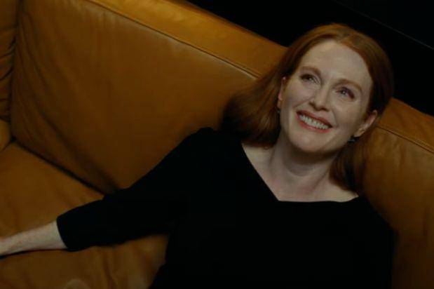 Julianne Moore dalam film Sharper (dok. A24/Sharper)