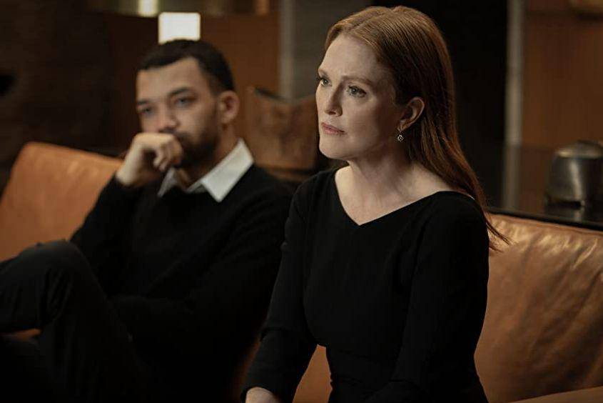 Justice Smith dan Julianne Moore dalam film Sharper (dok. A24/Sharper)