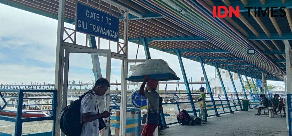 Wisatawan tujuan Gili Trawangan menunggu public boat di Pelabuhan Bangsal. (IDN Times/Muhammad Nasir)