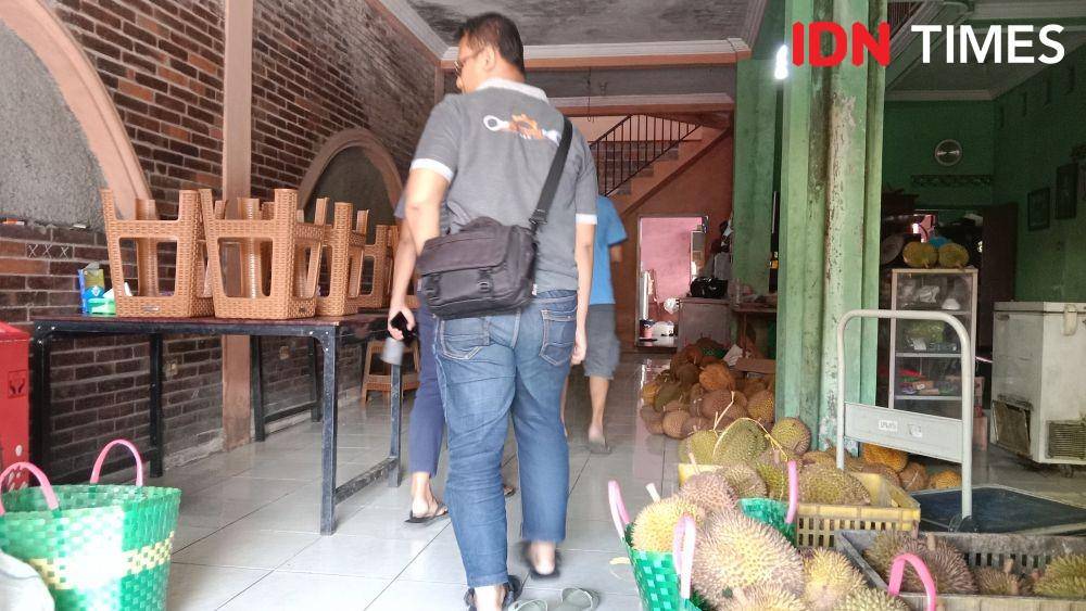 Sejumlah pelanggan saat mampir membeli durian yang baru saja dipetik oleh Kholil di kebun miliknya di Kampung Kuncen, Kelurahan Bubagan, Kecamatan Mijen Kota Semarang. (IDN Times/Fariz Fardianto)