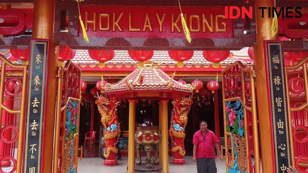 Jelang Imlek, Klenteng Hok Lay Kiong Bekasi Bersihkan Patung Dewa Dewi