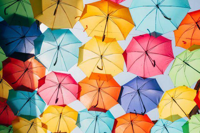 ilustrasi payung warna-warni (unsplash.com/Ricardo Resende)