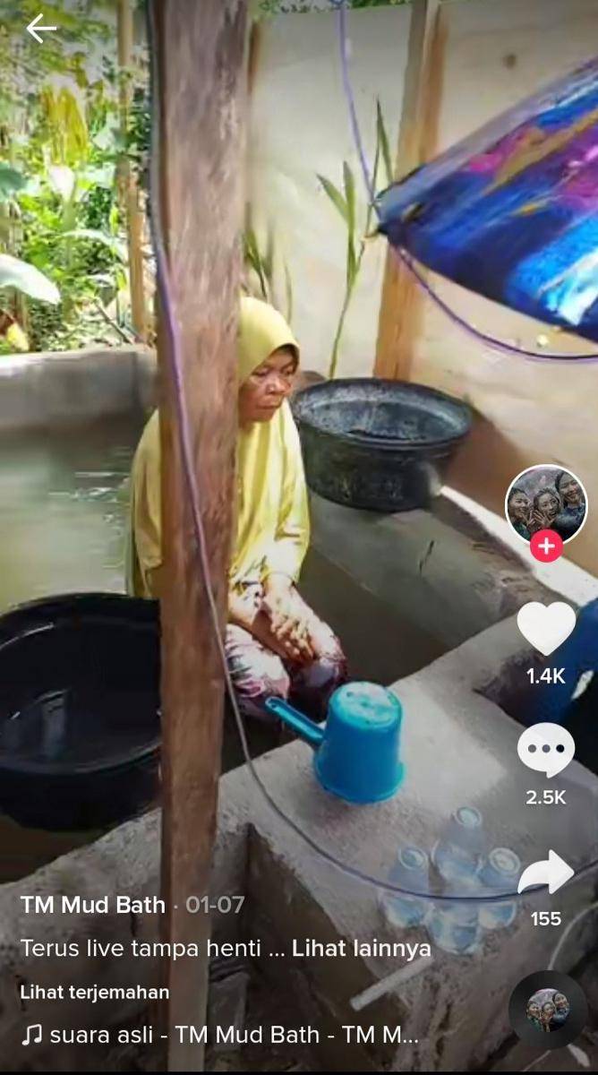 Seorang nenek mandi lumpur live. (@intan_komalasari92)