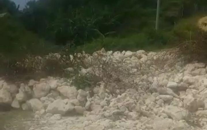 Tuntutan Tak Dipenuhi, Warga Tutup Jalan ke Pantai Widodaren