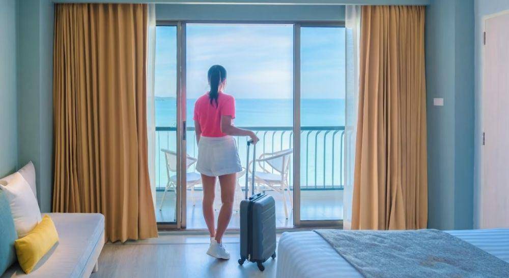 Ilustrasi check in hotel (freepik.com/baarssen)
