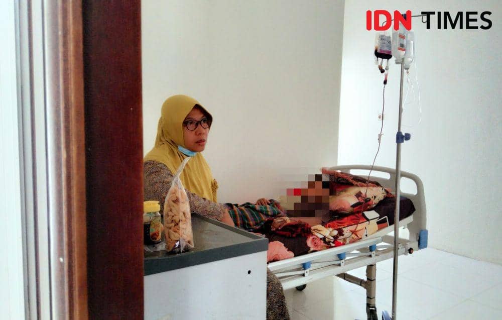 Foto Fatun menemani anaknya yang diserang DBD saat dirawat di RSUD Kota Bima (IDN Times/Juliadin)