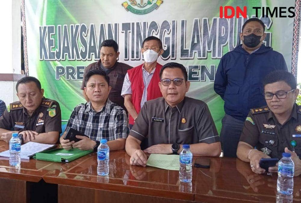 Tim Tangkap Buronan (Tabur) Kejaksaan Agung mengamankan buronan masuk dalam Daftar Pencarian Orang (DPO) asal Kejaksaan Negeri (Kejari) Bandar Lampung, Basais Sutami. (IDN Times/Tama Yudha Wiguna).