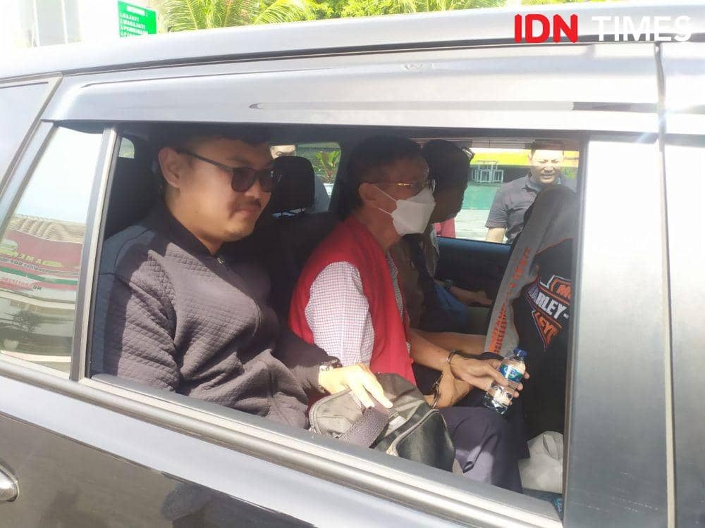 Tim Tangkap Buronan (Tabur) Kejaksaan Agung mengamankan buronan masuk dalam Daftar Pencarian Orang (DPO) asal Kejaksaan Negeri (Kejari) Bandar Lampung, Basais Sutami. (IDN Times/Tama Yudha Wiguna).