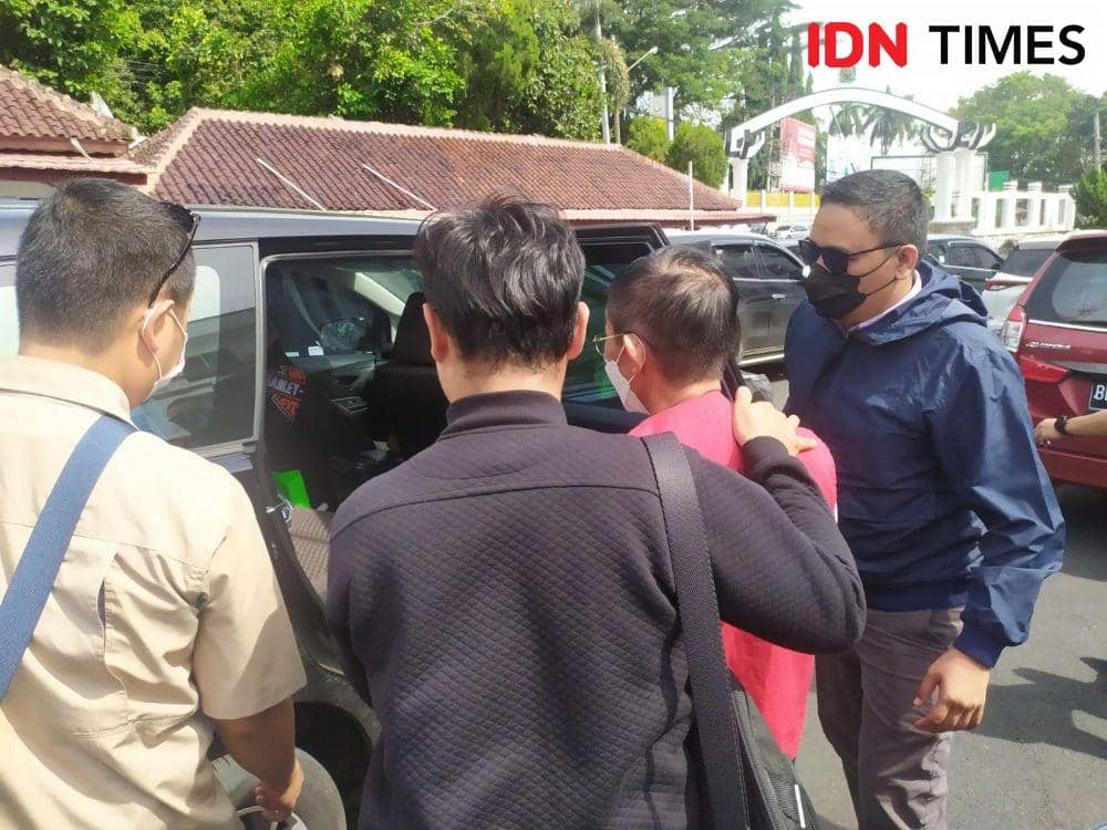 Tim Tangkap Buronan (Tabur) Kejaksaan Agung mengamankan buronan masuk dalam Daftar Pencarian Orang (DPO) asal Kejaksaan Negeri (Kejari) Bandar Lampung, Basais Sutami. (IDN Times/Tama Yudha Wiguna).