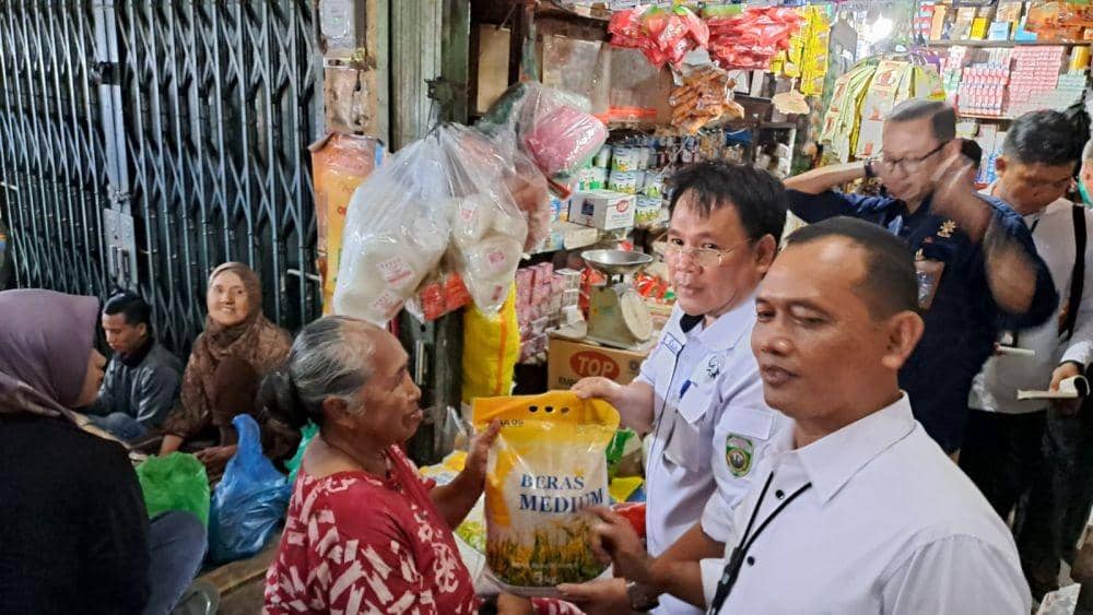 Pengecekan beras disejumlah pasar tradisional di Palembang oleh Dinas Ketahanan Pangan dan Peternakan Sumsel (Dok: istomewa)