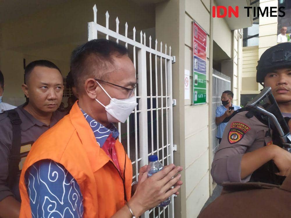 Terdakwa Andi Desfiandi sesaat hendak meninggal PN Tipikor Tanjungkarang. (IDN Times/Tama Yudha Wiguna).