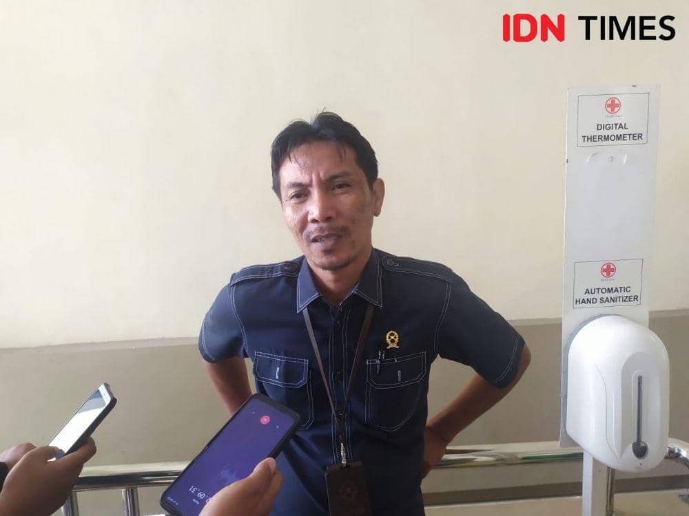 Humas PN Tipikor Tanjungkarang, Dedi Wijaya Susanto saat dimintai keterangan, Rabu (18/1/2023). (IDN Times/Tama Yudha Wiguna)