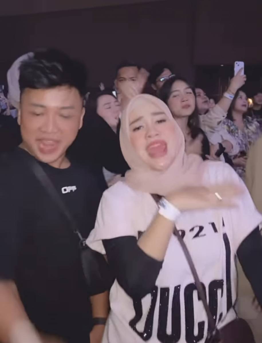 potret Aurel Hermansyah nonton konser Ne-Yo (instagram.com/erichalamin)