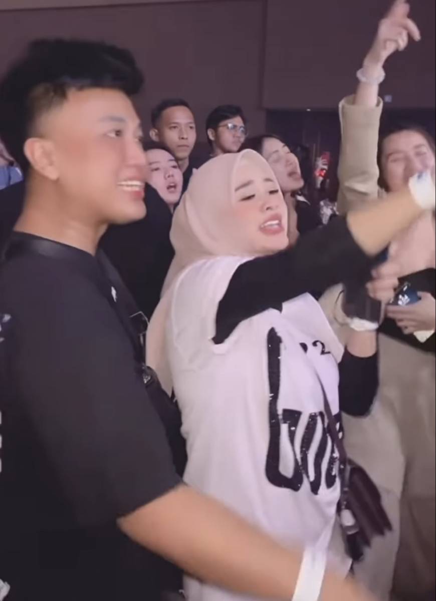 potret Aurel Hermansyah nonton konser Ne-Yo (instagram.com/erichalamin)