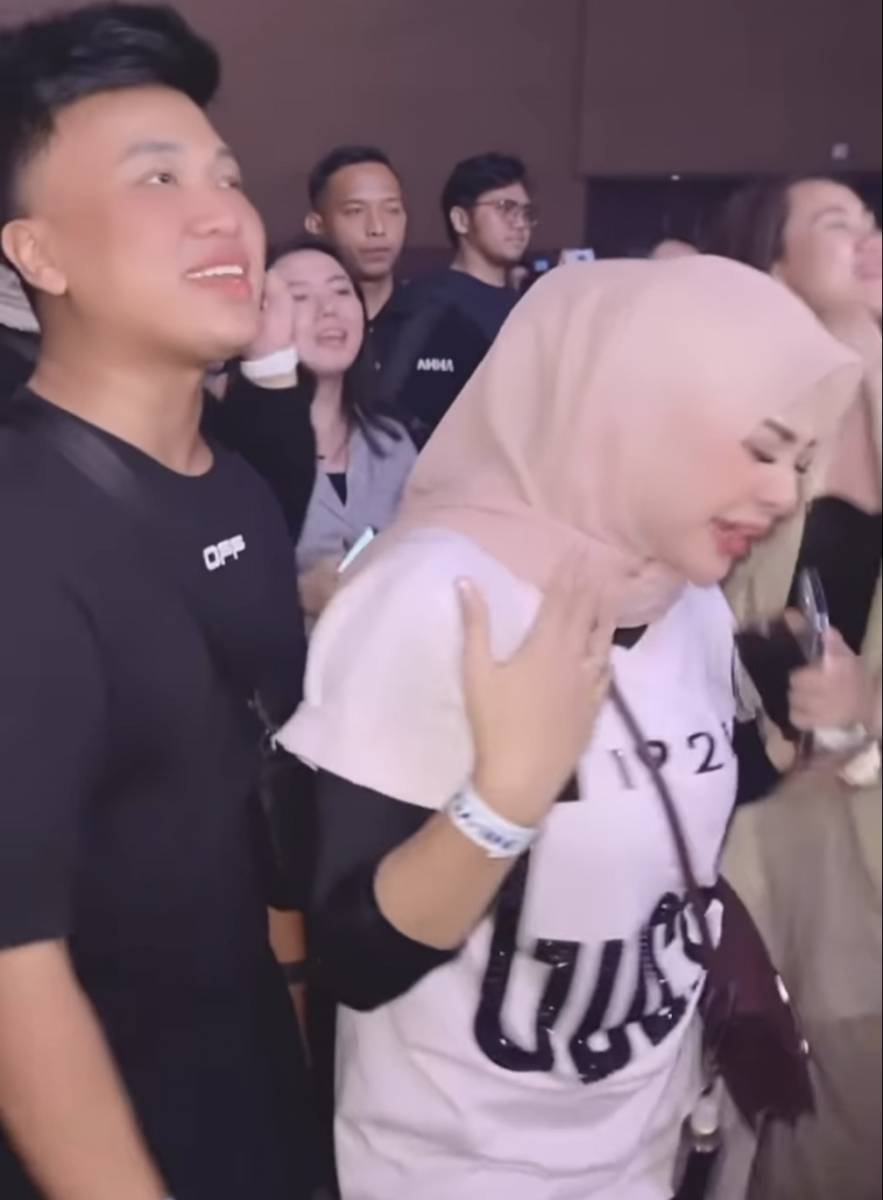 potret Aurel Hermansyah nonton konser Ne-Yo (instagram.com/erichalamin)