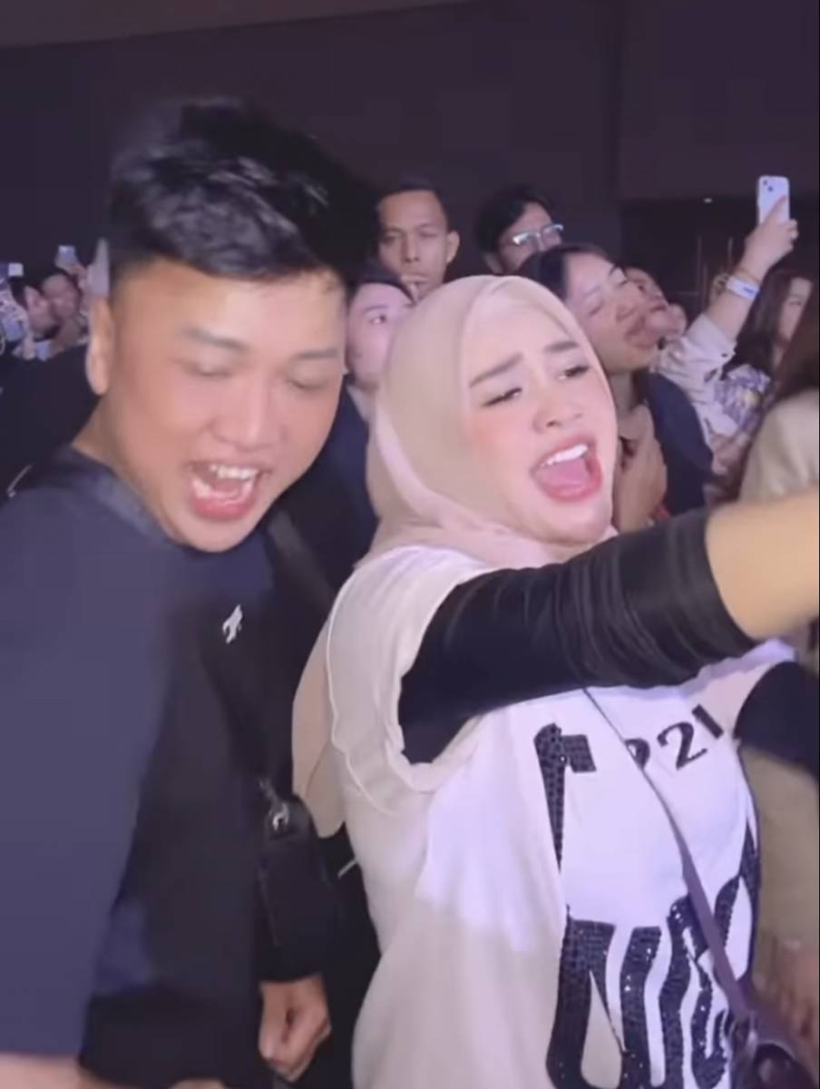potret Aurel Hermansyah nonton konser Ne-Yo (instagram.com/erichalamin)