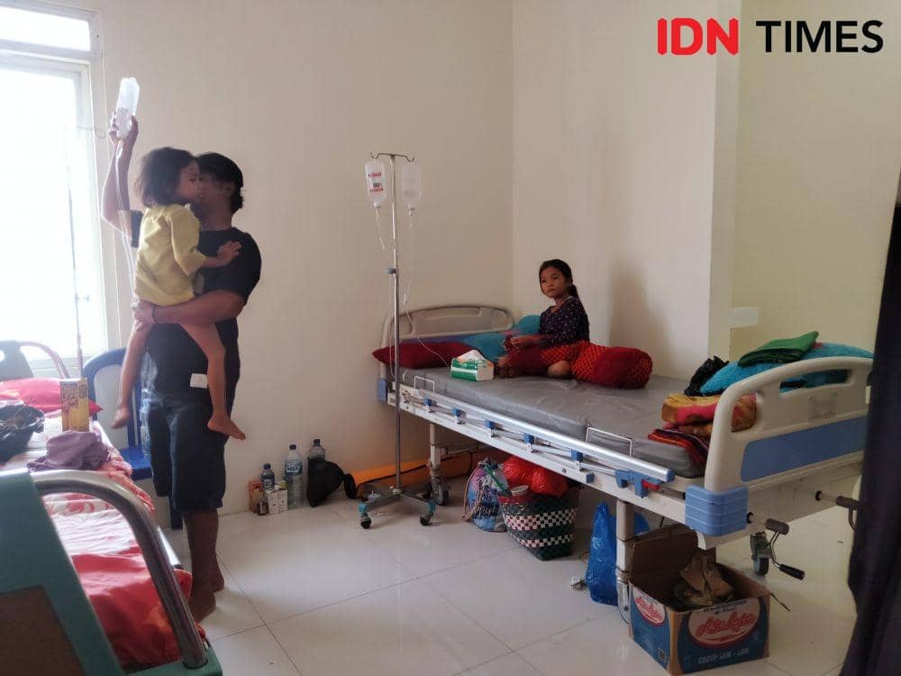 Foto anak-anak penderita DBD saat dirawat di RSUD Kota Bima (IDN Times/Juliadin)