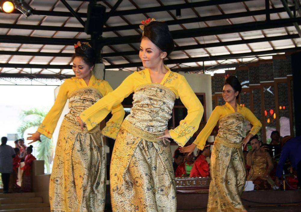 Pagelaran tari Sunda Jaipongan Mojang Priangan di Anjungan Jawa Barat, Taman Mini Indonesia Indah, Jakarta (2011) (commons.wikimedia.org/Gunawan Kartapranata)