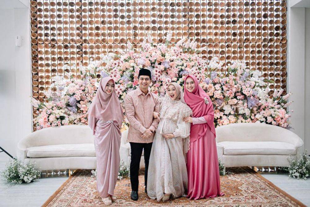 OOTD Syar'i ala Ria Ricis Bersaudara (instagram.com/okisetianadewi)
